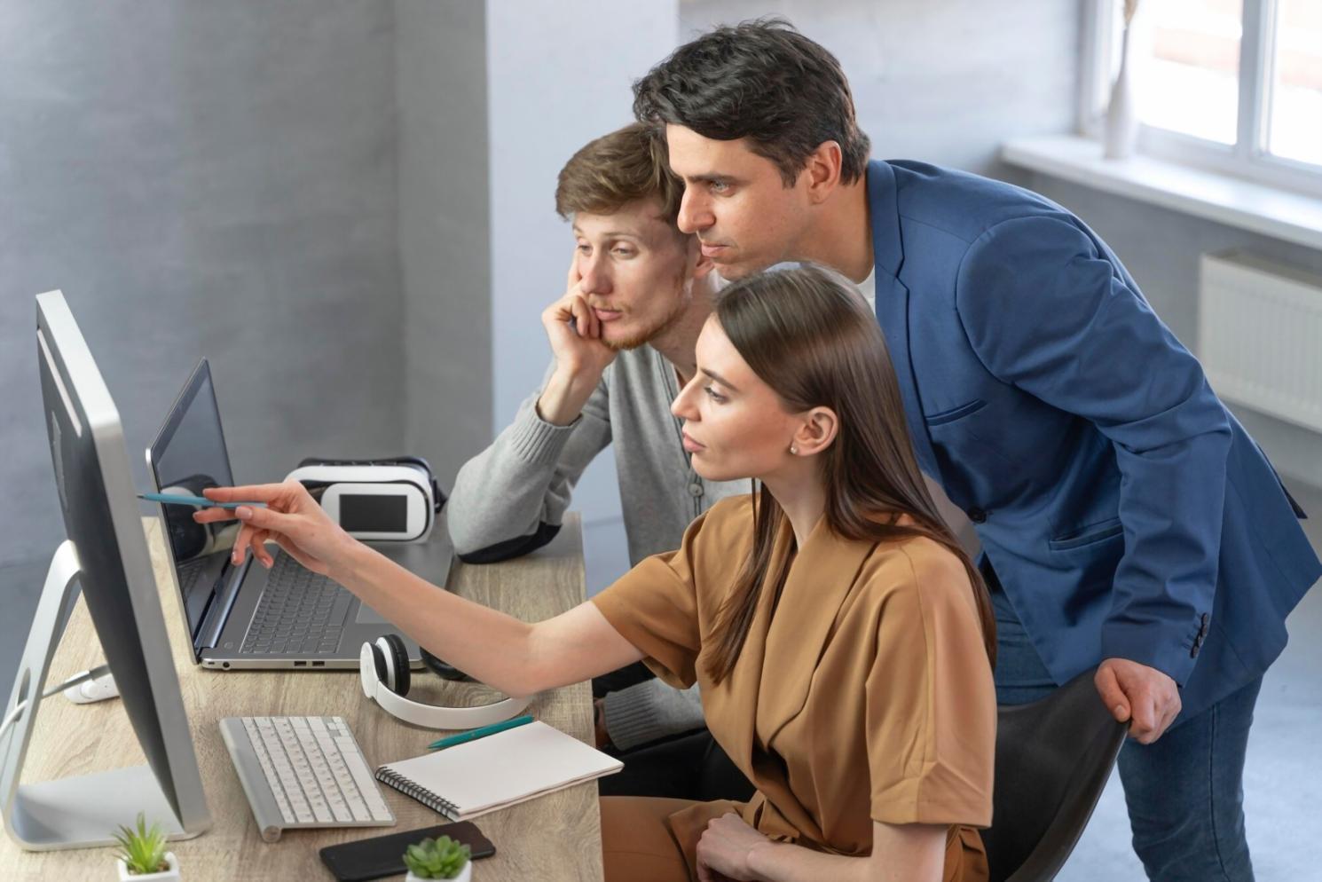 Equipo de zeltriqynovara trabajando en análisis financiero